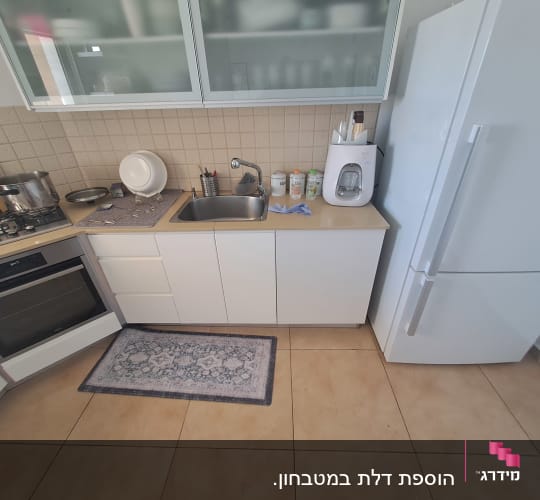 מטבח עם כיור, כיריים, מקרר ומכשירי חשמל קטנים